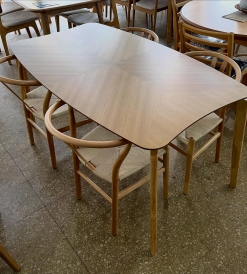 Juego Mesa Lagom 1.60 x 0.90 + 4 Sillas Wishbone Enrejado Beige