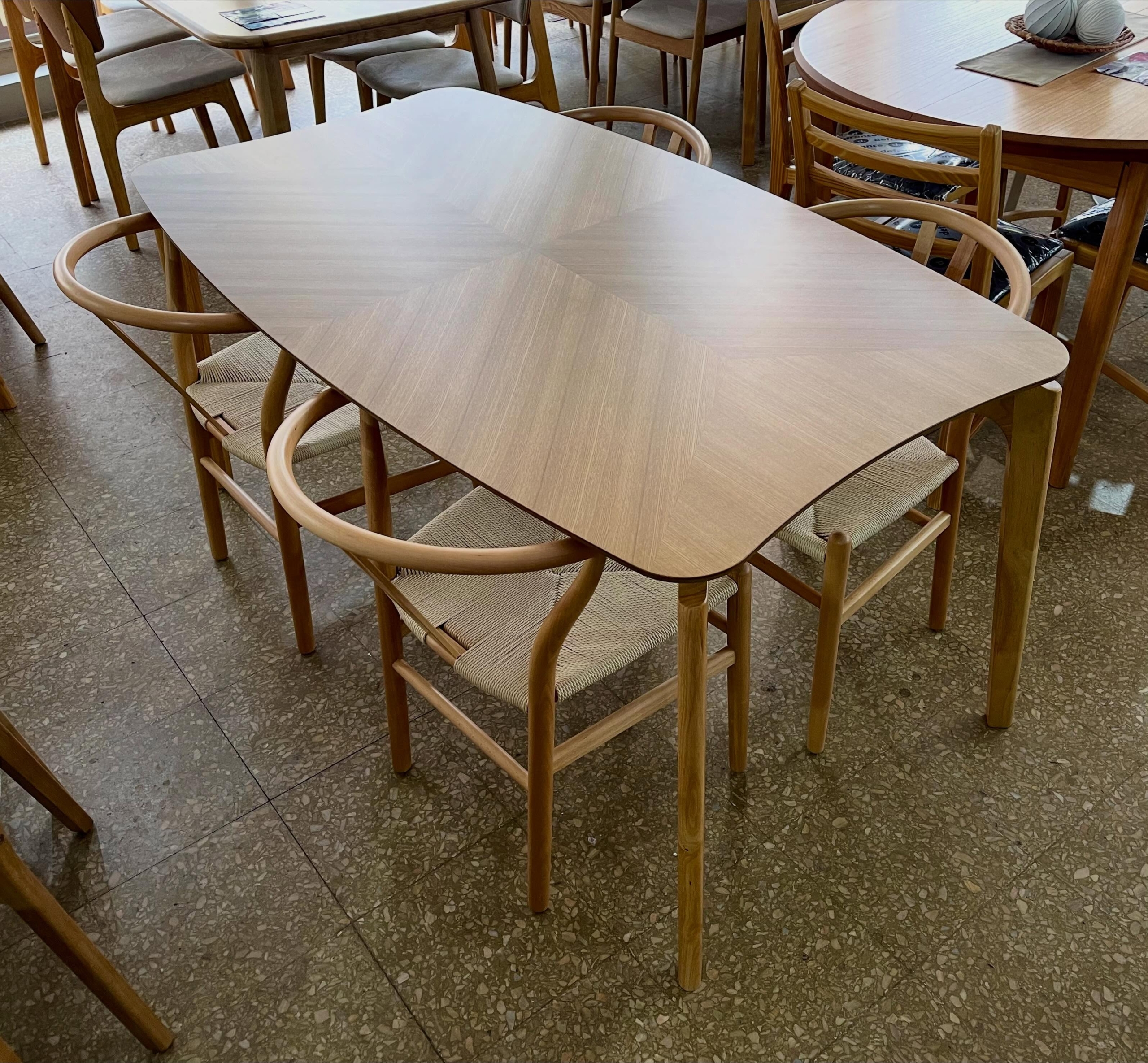 Juego Mesa Lagom 1.60 x 0.90 + 4 Sillas Wishbone Enrejado Beige