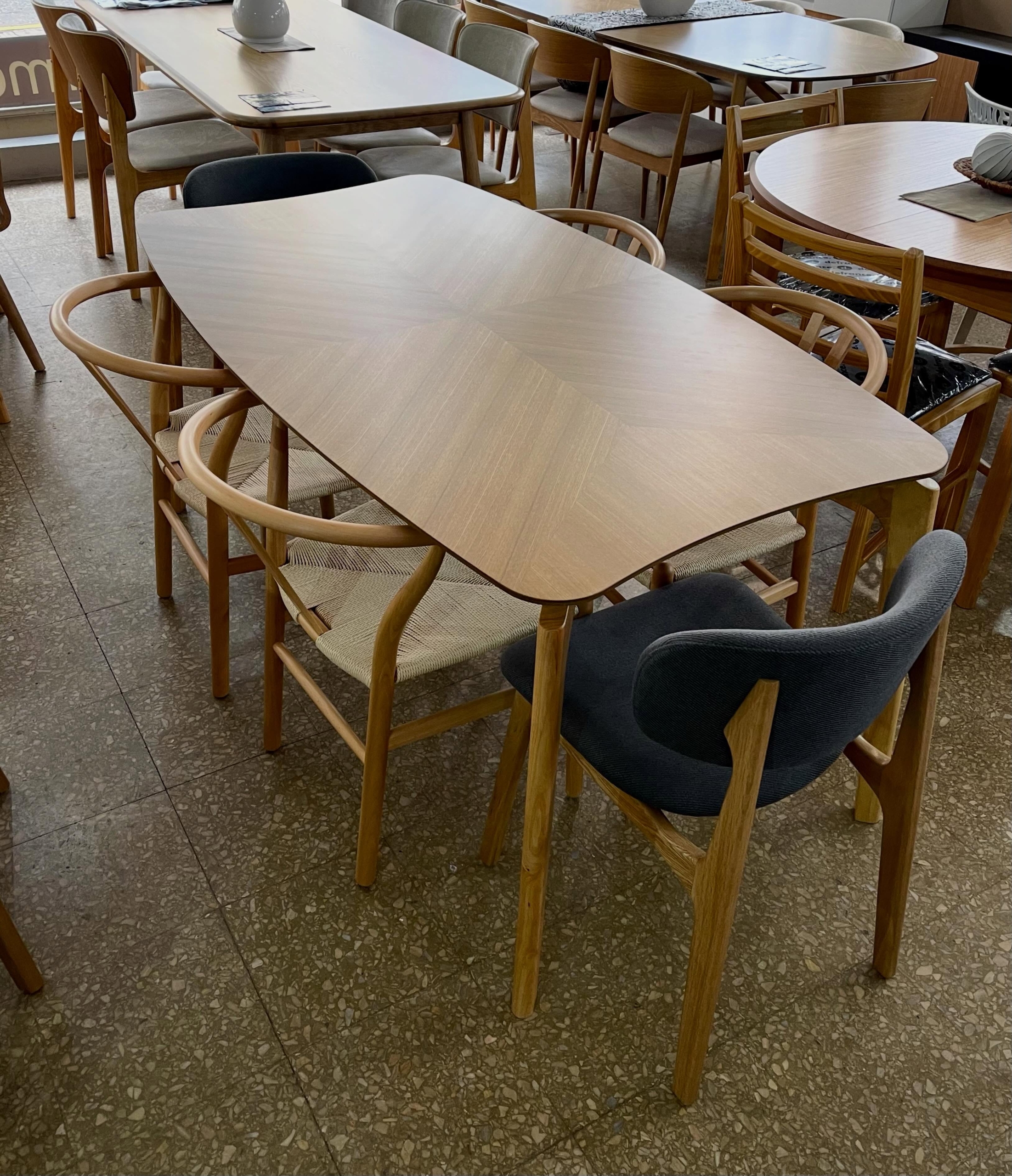 Juego Mesa Lagom 1.60 x 0.90 + 4 Sillas Wishbone Enrejado Beige + 2 Sillas Colonia Corderoid Gris