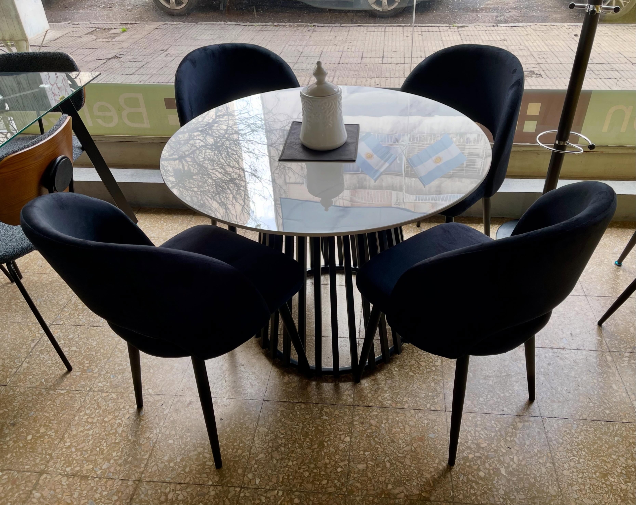 Juego Mesa Saarinen Neolith 1.00 diam. + 4 Sillas Saromi Pana Negra