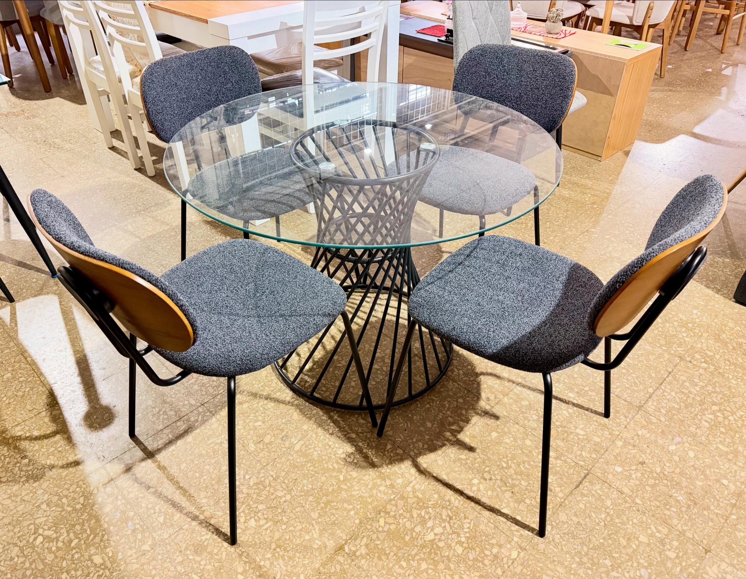 Juego Mesa Praga Vidrio 1.00 diam. + 4 Sillas Miller Boucle Gris
