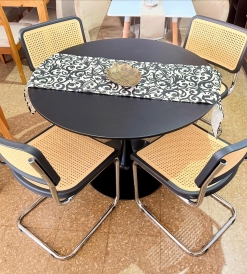 Juego Mesa Tulip Negra 1.00 diam. + 4 Sillas Cesca Negro/Natural