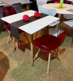 Juego Mesa Eames 0.70 x 0.70 + 2 Sillas Eames Glass Rojas