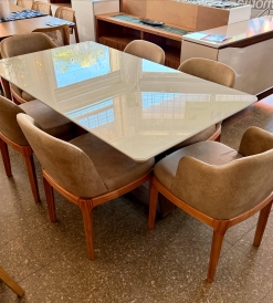 Juego Mesa Sevilla Off White con Vidrio 1.60 x 0.90 + 4 Sillas Milan + 2 Sillas Punteras Milan Cuerotex Sand