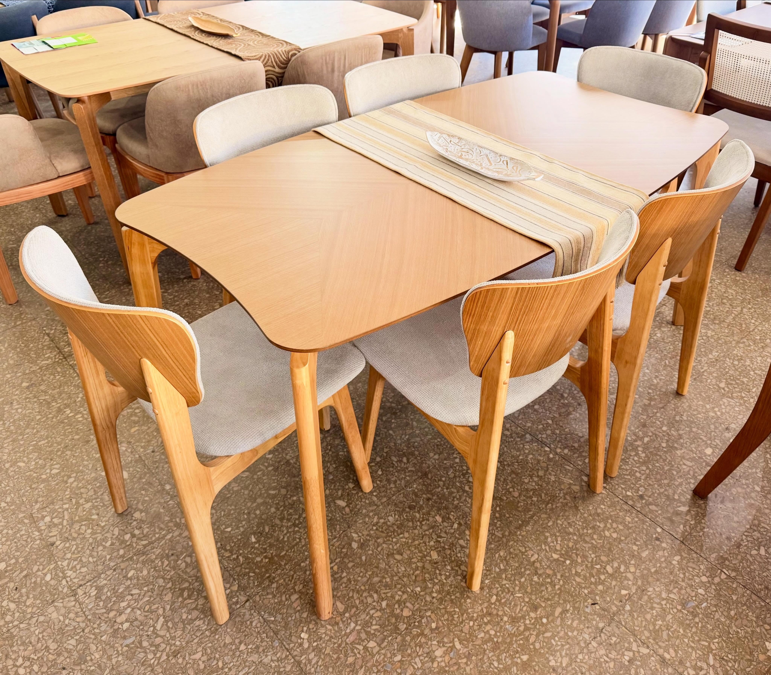 Juego Mesa Lagom 1.60 x 0.90 + 6 Sillas Saarinen Panalty Beige