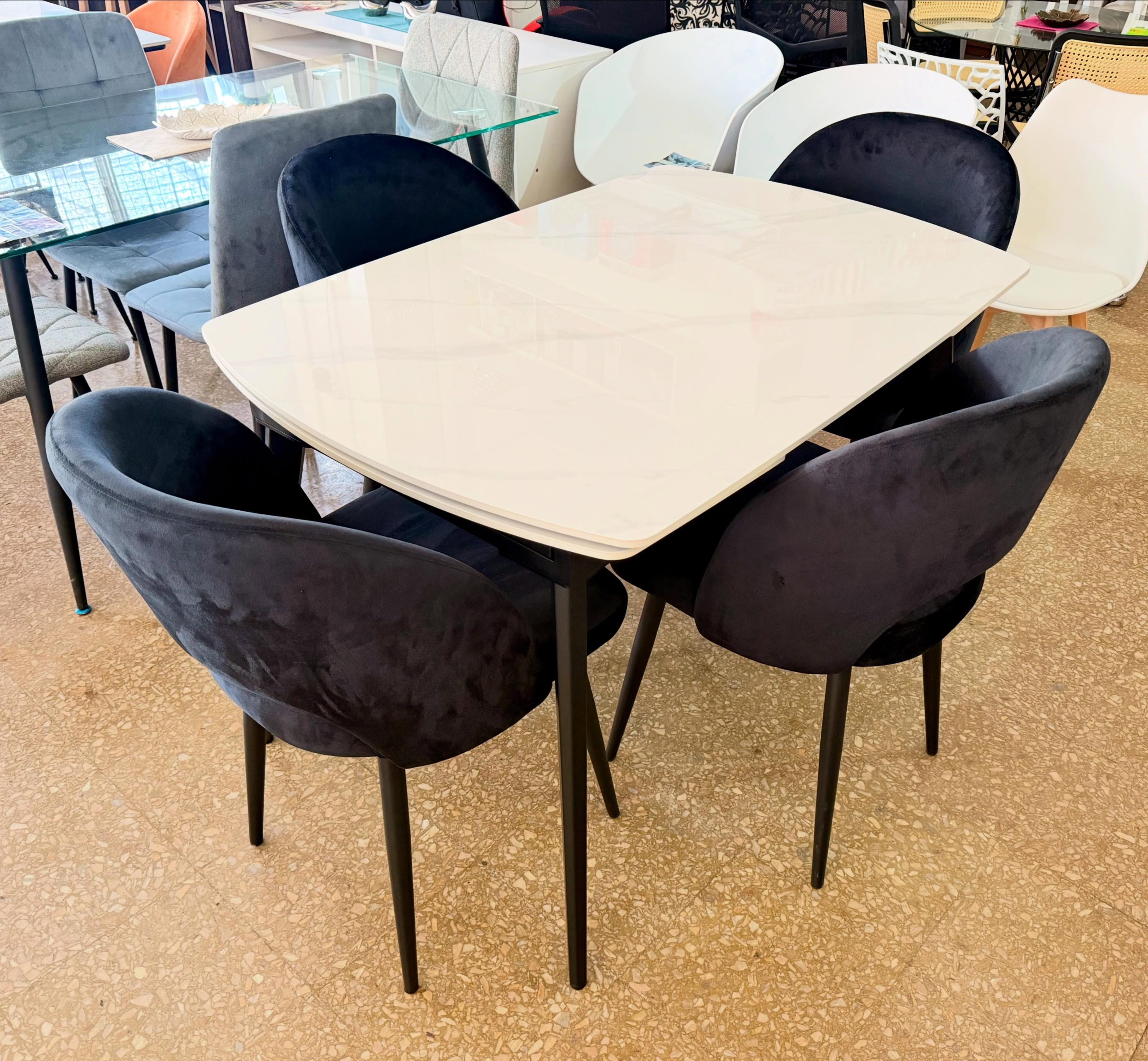 Juego Mesa Extensible Neolith 1.20 x 0.80 a 1.50 a 1.80 + 4 Sillas Saromi Pana Negra