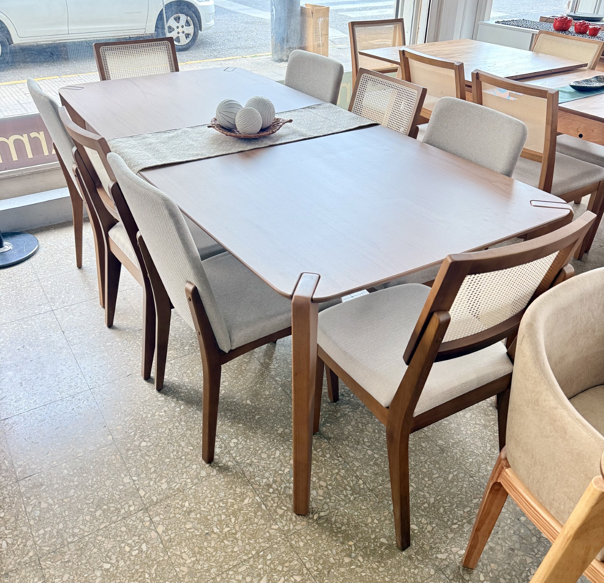 Juego Mesa Harmony 2.20 x 1.00 + 4 Sillas Saga Esterilla Natural + 4 Sillas Olive Lino Natural