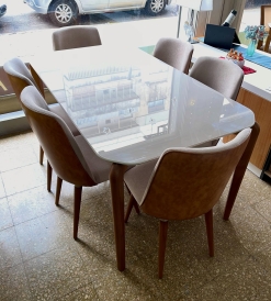 Juego Mesa Donatella Off White con Vidrio 1.60 x 0.90 + 6 Sillas Donatella Boucle Beige/Talampaya Suela