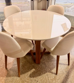 Juego Mesa Sevilla Off White con Vidrio 1.15 diam. + 4 Sillas Harmony Lino Natural
