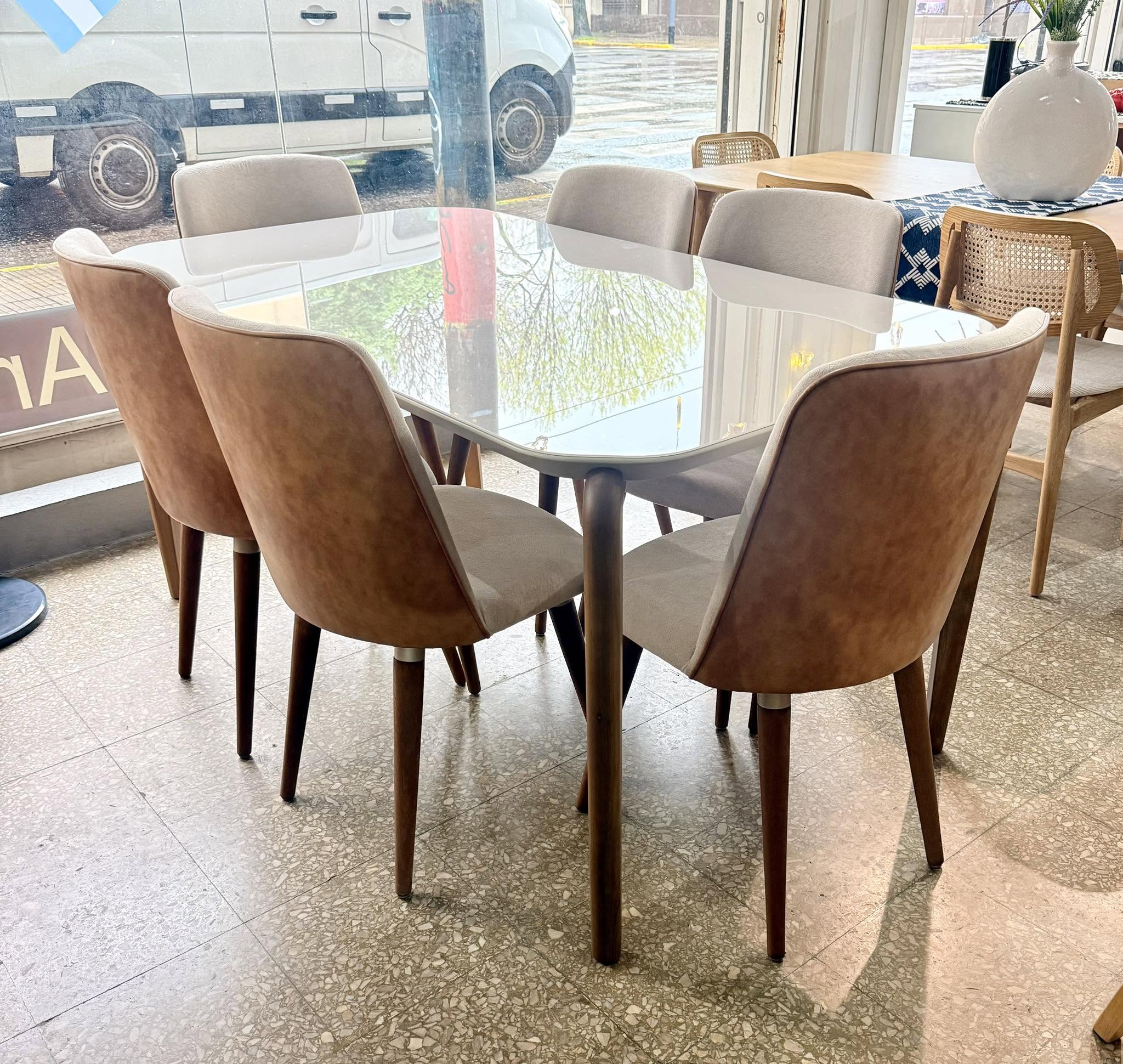 Juego Mesa Donatella Off White con Vidrio 1.60 x 0.90 + 6 Sillas Donatella Boucle Beige/Talampaya Suela - Imagen 3